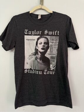 Taylor Swift Reputation Stadium Tour Short Sleeve Gray Tshirt Women’s Small